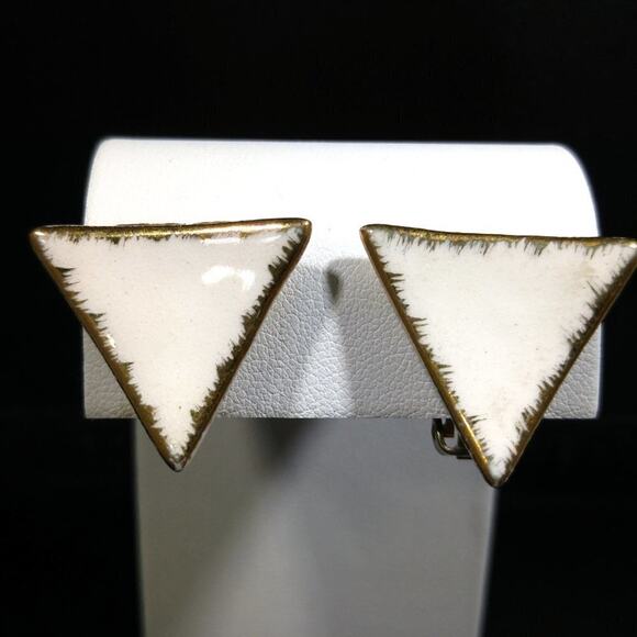 1950s Porcelain Gold Rimmed White Triangle Clip Earrings, Signed Milvern Co - Picture 6 of 9